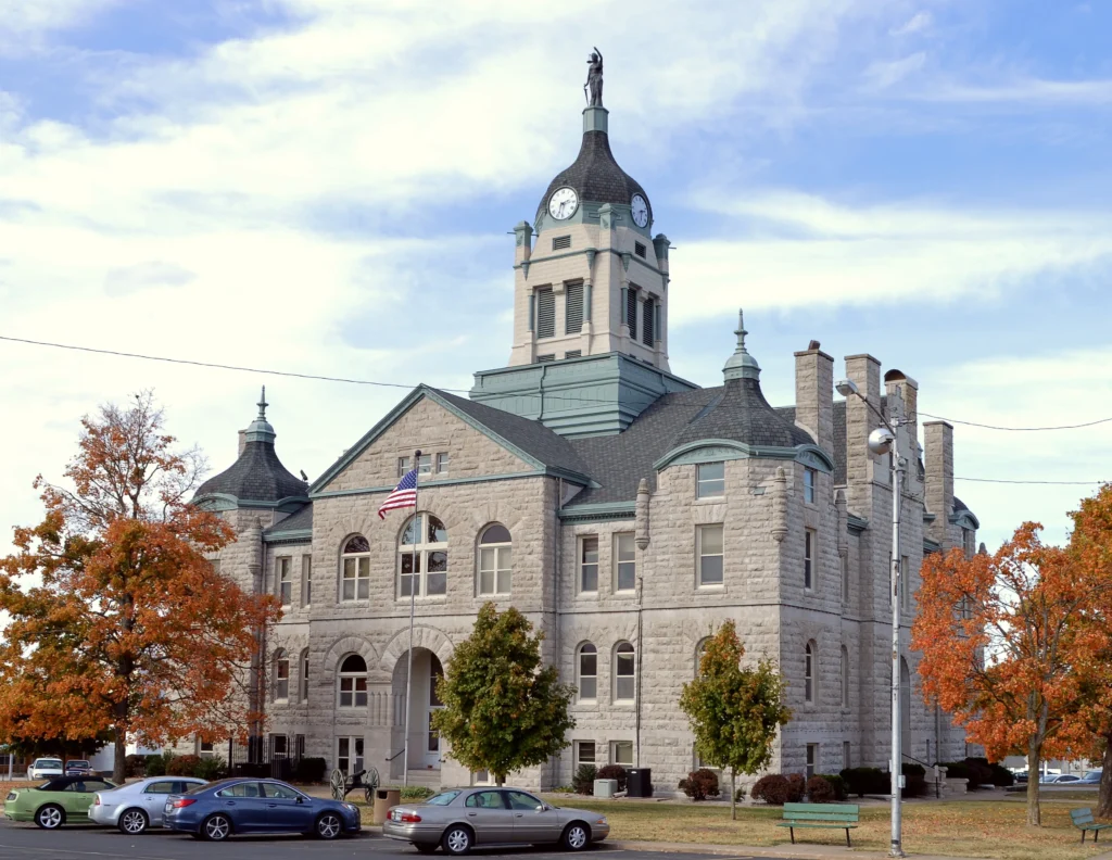 Lawrence County MO Courthouse By Kbh3rd - Own work, CC BY 4.0, https://commons.wikimedia.org/w/index.php?curid=44434167