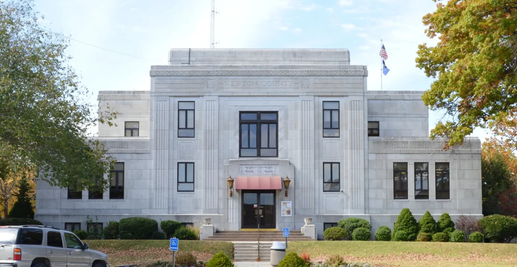 Newton County MO Courthouse By Kbh3rd - Own work, CC BY 4.0, https://commons.wikimedia.org/w/index.php?curid=44434165